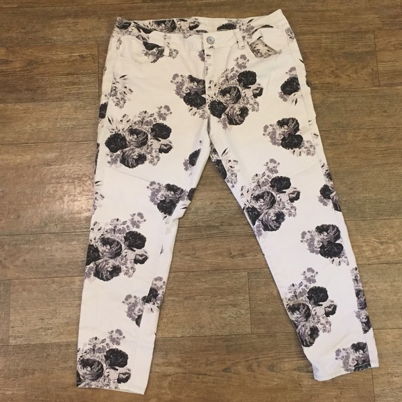 American Eagle Outfitters Pants - American Eagle floral pants